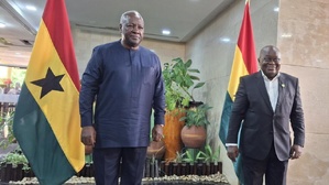Nana Akufo-Addo, le président sortant (d), et son successeur John Dramani Mahama Nana Akufo-Addo, le président sortant (d), et son successeur John Dramani Mahama