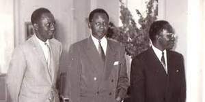 Mamadou Dia entre Valdiodio Ndiaye (g) et leur bourreau, Léopold Sédar Senghor
