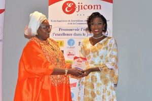 Yaye Awa Niang reçoit sa distinction des mains de Saphie Ly . la directrice de Nexus Group (photo Ouestaf)