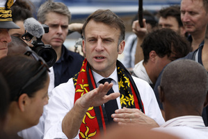 Polémique à Mayotte : Emmanuel Macron assure avoir répondu à des "gens du Rassemblement national"