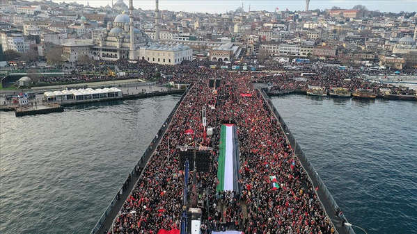 Istanbul: Des centaines de milliers de personnes sur le pont Galata en soutien à la Palestine Istanbul: Des centaines de milliers de personnes sur le pont Galata en soutien à la Palestine