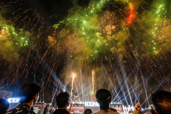 La planète célèbre 2025, entre espoirs de paix et nouveaux bouleversements La planète célèbre 2025, entre espoirs de paix et nouveaux bouleversements