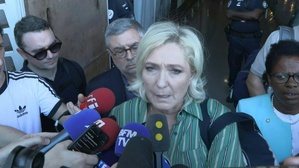 Le Pen à Mayotte veut "écouter" ses habitants et mettre la pression sur le gouvernement Le Pen à Mayotte veut "écouter" ses habitants et mettre la pression sur le gouvernement