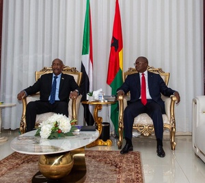 Le leader soudanais (g) et le président bissau-guinéen, le 12 janvier 2025 à Bissau Le leader soudanais (g) et le président bissau-guinéen, le 12 janvier 2025 à Bissau