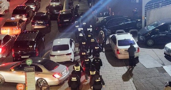 Corée du Sud - Un nouveau face-à-face entre les enquêteurs venus arrêter Yoon et sa garde rapprochée Corée du Sud - Un nouveau face-à-face entre les enquêteurs venus arrêter Yoon et sa garde rapprochée