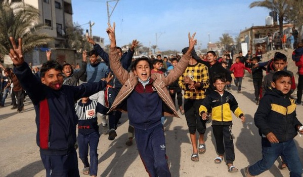 Malgré les destructions, les Gazaouis savourent le retour au "calme" Malgré les destructions, les Gazaouis savourent le retour au "calme"