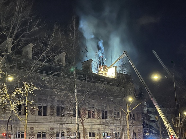 Paris: spectaculaire incendie à la mairie du 12e arrondissement, le beffroi menacé Paris: spectaculaire incendie à la mairie du 12e arrondissement, le beffroi menacé