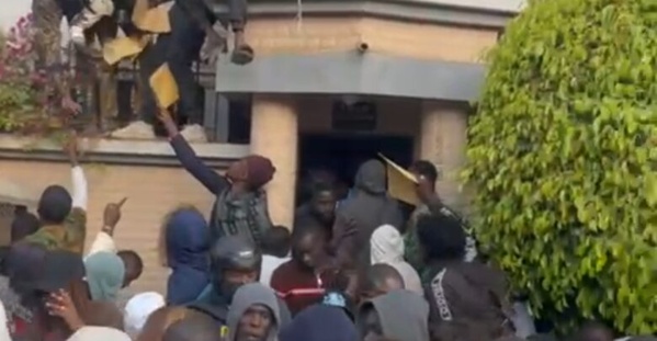 Bousculade devant le siège d'Un Bureau d'accueil et d'orientation le 27 janvier 2025 à Dakar Bousculade devant le siège d'Un Bureau d'accueil et d'orientation le 27 janvier 2025 à Dakar