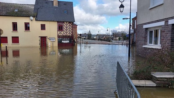 Inondations: "lente" décrue dans l'ouest, état de catastrophe naturelle "accéléré" Inondations: "lente" décrue dans l'ouest, état de catastrophe naturelle "accéléré"