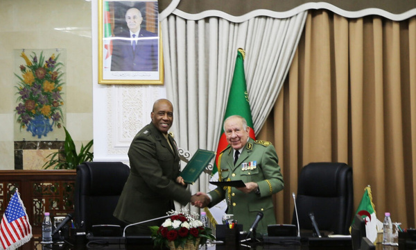 Le commandant de AFRICOM avec le ministre algérien de la Défense Le commandant de AFRICOM avec le ministre algérien de la Défense