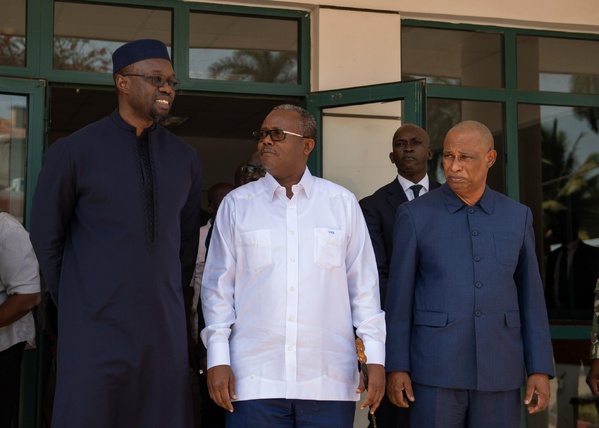 Le président bissau-guinéen (en blanc) et le premier ministre sénégalais (à sa droite)