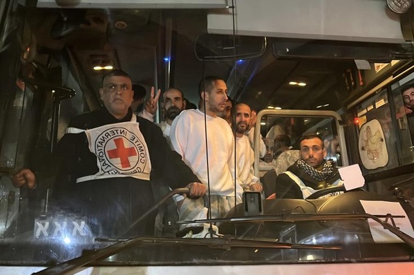 Israël libère 596 Palestiniens vers Gaza, la Cisjordanie et l'Égypte Israël libère 596 Palestiniens vers Gaza, la Cisjordanie et l'Égypte