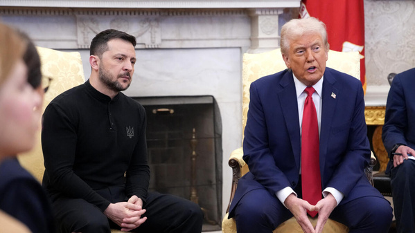 Donald Trump (d.) et Volodymyr Zelensky dans le bureau Ovale de la Maison Blanche, le 28 février 2025