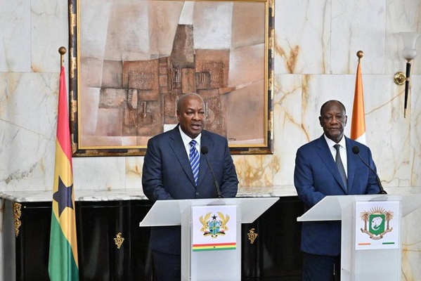 Les présidents ivoirien Alassane Ouattara (d) et ghanéen John Mahama à Abidjan