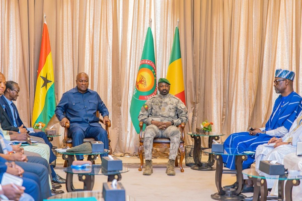 Le président du Ghana John Dramani Mahama reçu par son homologue du Mali Assimi Goïta Le président du Ghana John Dramani Mahama reçu par son homologue du Mali Assimi Goïta