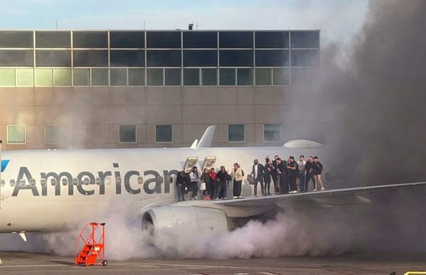 États-Unis : un avion en feu sur le tarmac, les passagers évacués en urgence par l'aile États-Unis : un avion en feu sur le tarmac, les passagers évacués en urgence par l'aile