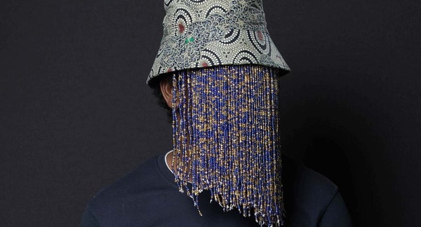 Le journaliste d'investigation ghanéen Anas Aremeyaw Ans avec son célèbre masque (photo CENOZO) Le journaliste d'investigation ghanéen Anas Aremeyaw Ans avec son célèbre masque (photo CENOZO)