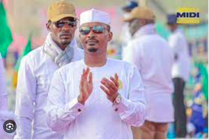 Le président Mahamat Idriss Deby et son frère derrière lui. Le président Mahamat Idriss Deby et son frère derrière lui.