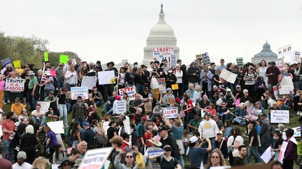 États-Unis : des centaines de milliers de personnes manifestent contre Trump et Musk dans tout le pays États-Unis : des centaines de milliers de personnes manifestent contre Trump et Musk dans tout le pays