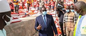 Au port de Dakar, la réception de milliers de tonnes de vivres par l'ancien président Macky Sall et son beau-frère ministre Mansour Faye dans le cadre de la gestion des fonds Covid-19 au Sénégal Au port de Dakar, la réception de milliers de tonnes de vivres par l'ancien président Macky Sall et son beau-frère ministre Mansour Faye dans le cadre de la gestion des fonds Covid-19 au Sénégal