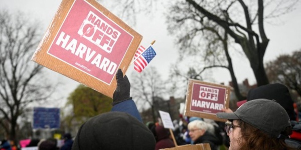 Harvard rejette les exigences de l’administration Trump, qui lui coupe plus de 2 milliards $ Harvard rejette les exigences de l’administration Trump, qui lui coupe plus de 2 milliards $