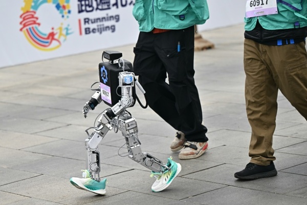 Chine : le premier semi-marathon couru par des robots humanoïdes s’est tenu Chine : le premier semi-marathon couru par des robots humanoïdes s’est tenu