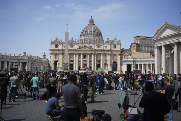 Jorge Mario Bergoglio (1936-2025) - Sur la place Saint-Pierre, stupeur et recueillement