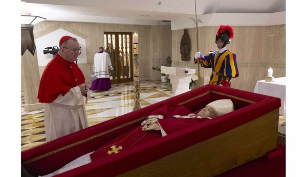 Mort du pape François : le Vatican diffuse les premières images du souverain pontife dans son cercueil Mort du pape François : le Vatican diffuse les premières images du souverain pontife dans son cercueil