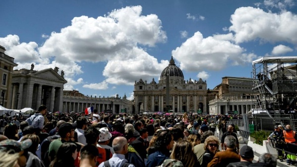 Place Saint-Pierre à Rome. Place Saint-Pierre à Rome.