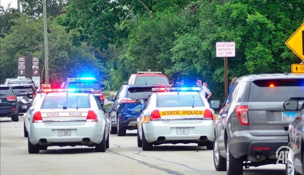 Un SUV fonce dans un centre parascolaire à Chatham, dans l'Illinois : quatre morts Un SUV fonce dans un centre parascolaire à Chatham, dans l'Illinois : quatre morts