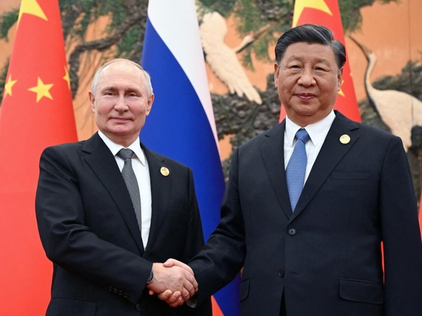 Vladimir Poutine (g) et Xi Jinping Vladimir Poutine (g) et Xi Jinping