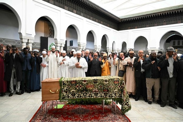 "Nous nous sentons abandonnés" : à la Grande Mosquée de Paris, un hommage digne et une dénonciation de l’islamophobie