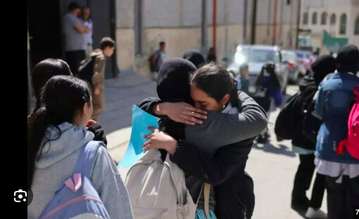 Des enfants palestiniens de Jérusalem-Est se disent au revoir après la fermeture de leurs écoles par l'Occupant sioniste