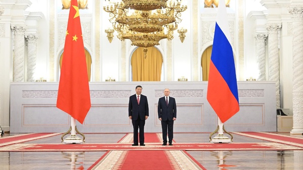 Poutine et Xi affichent leur entente au Kremlin, la trêve en Ukraine violée selon Kyiv