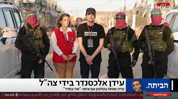 Le prisonnier américain Edan Alexander (casquette) entre des combattants du Hamas et une représentante de la Croix Rouge