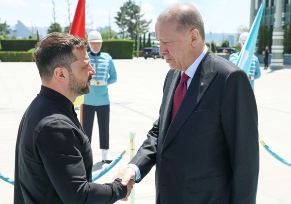 Zelensky accueilli par Erdogan Zelensky accueilli par Erdogan