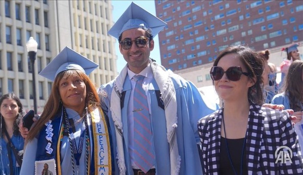 Université de Columbia : L'étudiant activiste pro-palestinien Mohsen Mandawi, récemment libéré, obtient son diplôme de philosophie