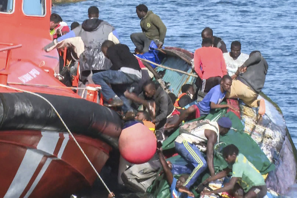 Des migrants qui ont échappé à la traversée et qui sont arrivés en Espagne Des migrants qui ont échappé à la traversée et qui sont arrivés en Espagne