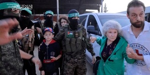 Des ex prisonniers prisonniers au moment de leur libération par le Hamas. Des ex prisonniers prisonniers au moment de leur libération par le Hamas.