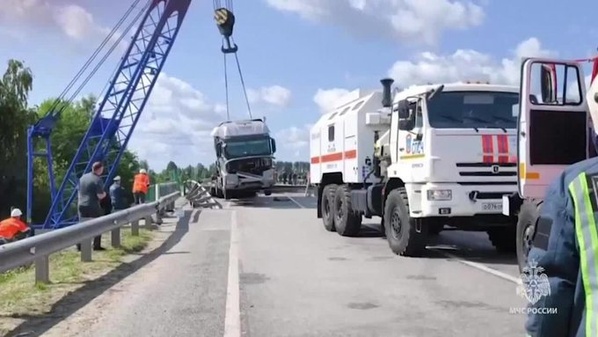 Russie: sept morts dans l'effondrement de deux ponts, enquête sur "des actes de terrorisme"