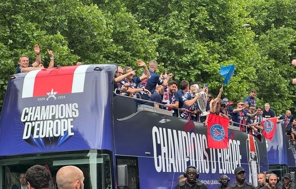 Ligue des Champions : Le PSG parade sur les Champs-Élysées devant des dizaines de milliers de supporters
