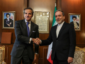 Le directeur général de l'AIEA (g.) et le chef de la diplomatie iranienne