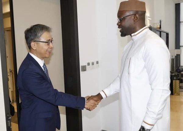 Le premier ministre senegalesi (d.) et l'ambassadeur de Chine au Sénégal Le premier ministre senegalesi (d.) et l'ambassadeur de Chine au Sénégal