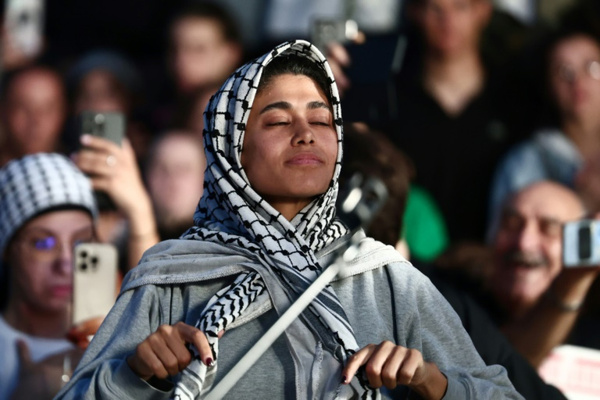 Rima Hassan, Place de la République à Paris, le 12 juin 2025 après son retour d'Israël Rima Hassan, Place de la République à Paris, le 12 juin 2025 après son retour d'Israël