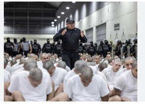 Expulsés des États-Unis, les Vénézuéliens emprisonnés au Salvador sont « totalement isolés », selon leurs proches