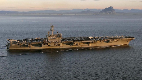 Un porte-avion américain dans le Golfe arabo-persique Un porte-avion américain dans le Golfe arabo-persique