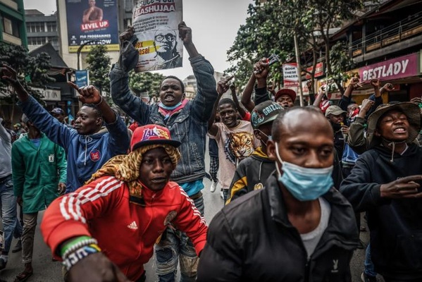 Au Kenya, des manifestations tournent à la violence et font au moins huit morts Au Kenya, des manifestations tournent à la violence et font au moins huit morts