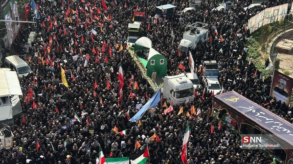 Téhéran : des milliers de personnes assistent aux funérailles des victimes des frappes israéliennes Téhéran : des milliers de personnes assistent aux funérailles des victimes des frappes israéliennes