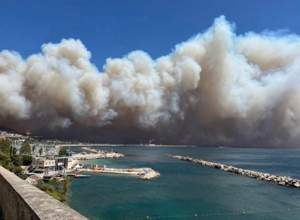 Marseille : un incendie massif atteint la ville, un second foyer détecté, des habitants appelés à se confiner Marseille : un incendie massif atteint la ville, un second foyer détecté, des habitants appelés à se confiner