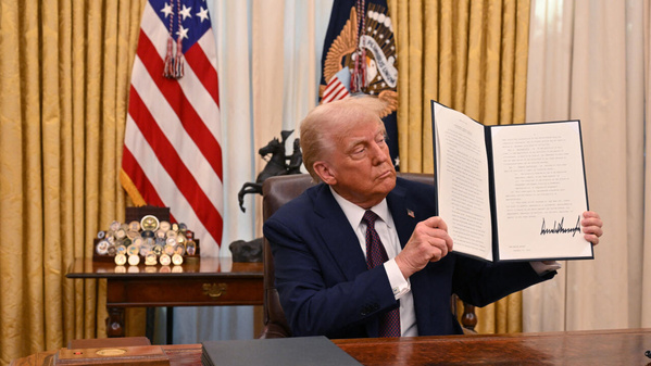 Donald Trump exhibant son décret contre le secret du sol Donald Trump exhibant son décret contre le secret du sol